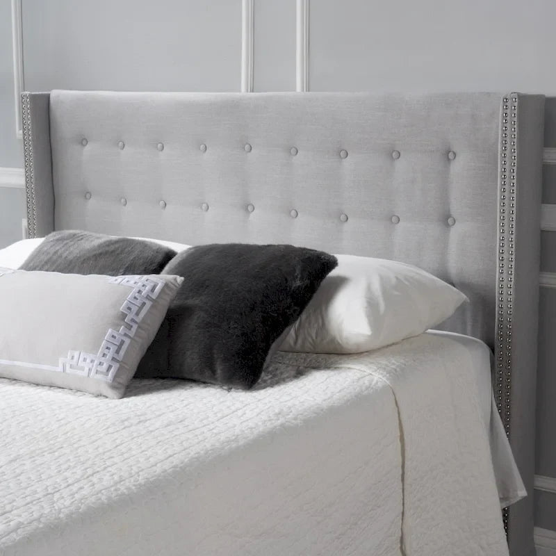 Tête de lit Kendrah capitonnée en tissu avec ailes, cloutée, réglable, format grand lit/très grand lit, par